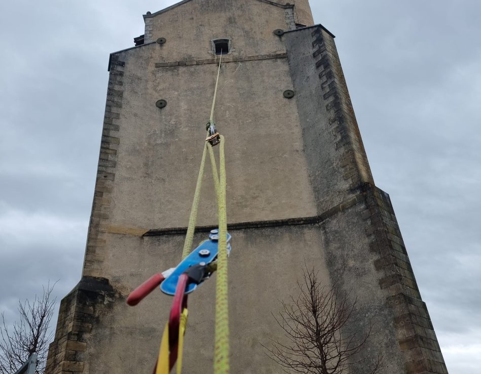 Travail en hauteur sur l'église de Capbreton, accès difficile.
